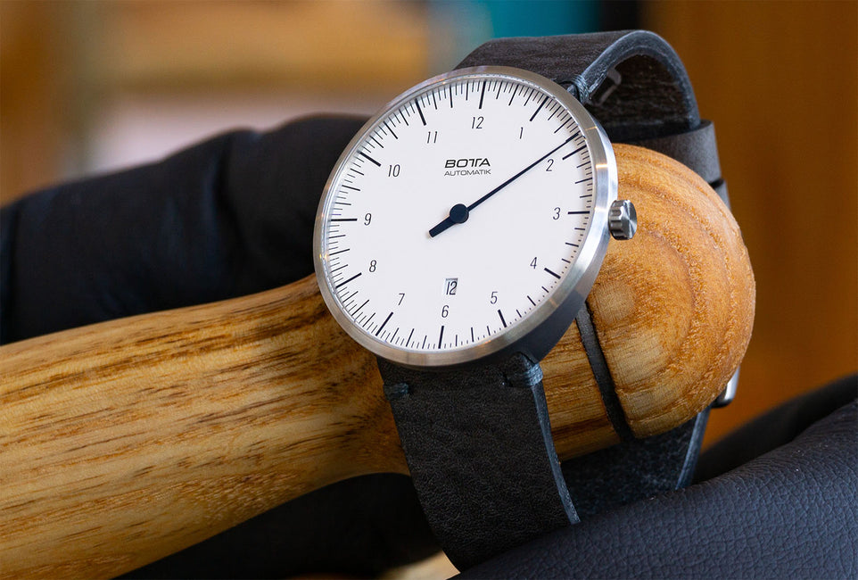 BOTTA UNO, the original single-hand clock—a design classic that reduces time to its essence. It shows you the time with just one hand and invites you to experience time in a more conscious and relaxed way.