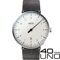 UNO – die originale Einzeigeruhr von BOTTA. Sie reduziert Zeit auf einen einzigen Zeiger und vermittelt ein entspanntes, intuitives Zeitgefühl – klar im Design, prämiert und zeitlos modern.