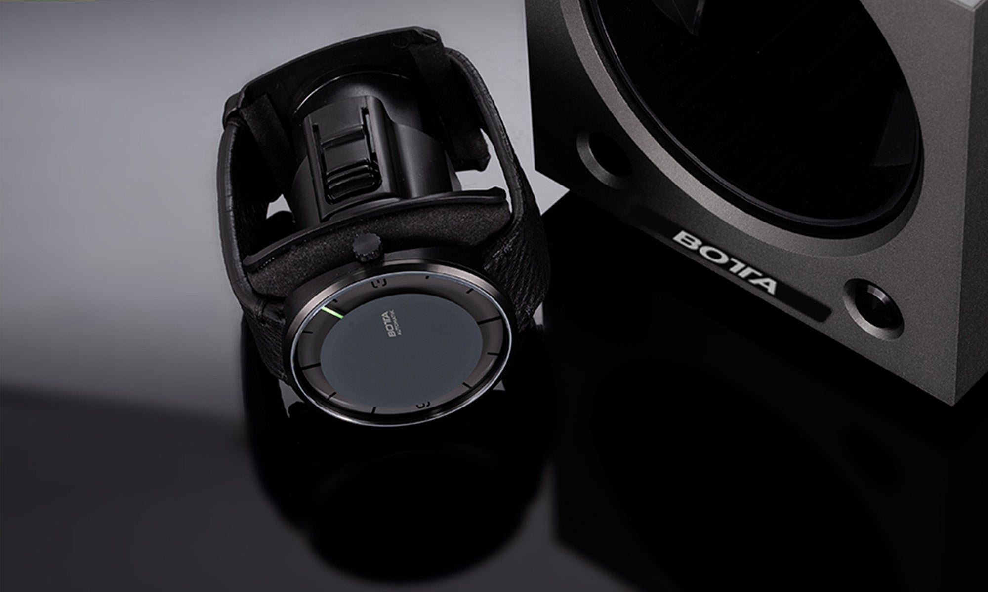 Das Bild zeigt die Aufhängung eines BOTTA Uhrenbewegers mit eingesetzter Automatikuhr. Deutlich sichtbar ist die sichere Halterung, die die Armbanduhr stabil fixiert und gleichzeitig schont. Rechts daneben ist der Rand des Uhrenbewegers mit BOTTA-Logo erkennbar. Diese technische Detailaufnahme betont die hochwertige Verarbeitung und sichere Funktion. Perfekt für alle, die einen Uhrenbeweger für 4 Automatikuhren kaufen oder bestellen möchten.