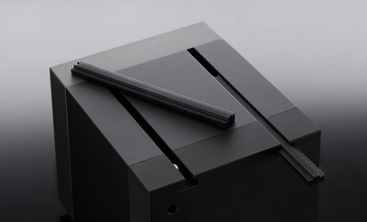 Nahaufnahme des BOTTA Uhrenbewegers mit Fokus auf das integrierte Schienensystem. Das schwarze, minimalistische Gehäuse zeigt die präzise gefertigten Führungsschienen, die ein stapelbares System ermöglichen. Über das modulare Design lassen sich mehrere Uhrenboxen verbinden und per USB betreiben. Perfekt für Sammler, die einen hochwertigen Uhrenbeweger für Designeruhren kaufen oder bestellen möchten.