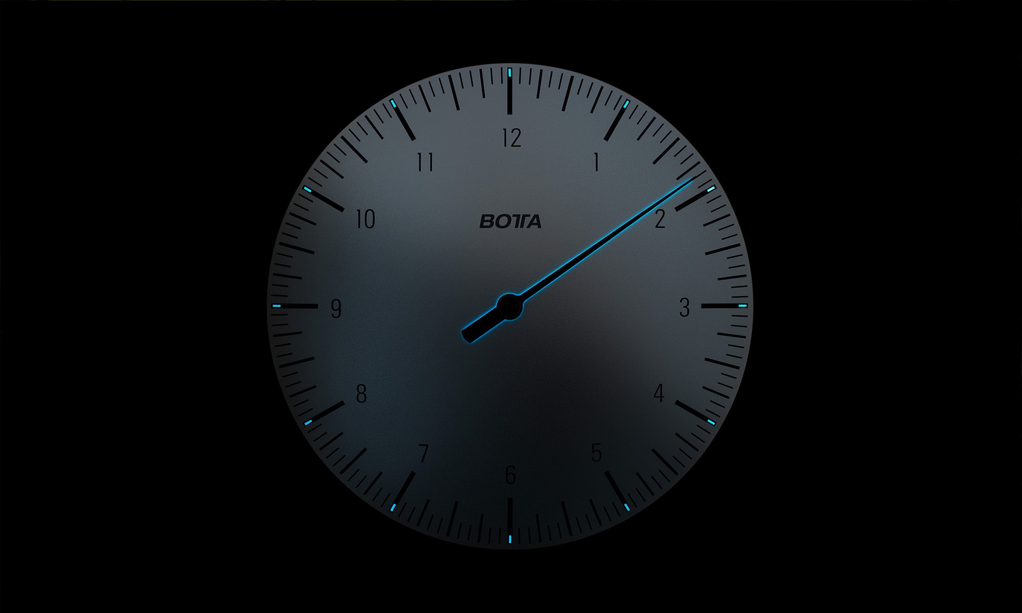 Wanduhr beleuchtet durch lumineszierenden Zeiger