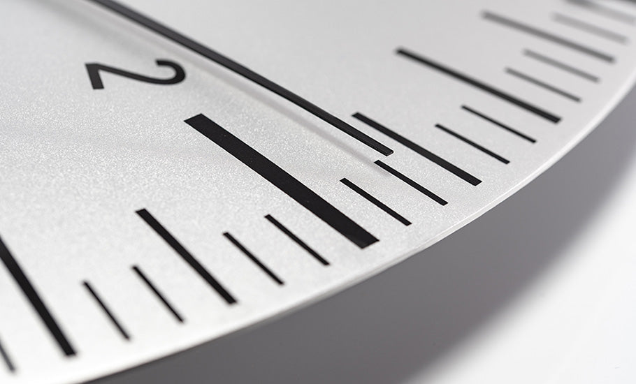 Das fein mattierte BOTTA UNO Wanduhr Aluminium wirkt hochwertig und vermittelt eine edle Haptik. Die sphärische Wölbung des Korpus unterstreicht die Dreidimensionalität Qualität dieser Designwanduhr. Als Einzeigeruhr mit nur einem Zeiger vermittelt die BOTTA Wanduhr Ruhe und Klarheit. Sie ist aus massivem Aluminium gefertigt und läuft absolut geräuschlos. Wer eine hochwertige Wanduhr kaufen oder bestellen möchte, findet hier eine Designuhr, das Funktionalität und ästhetische Eleganz perfekt vereint.