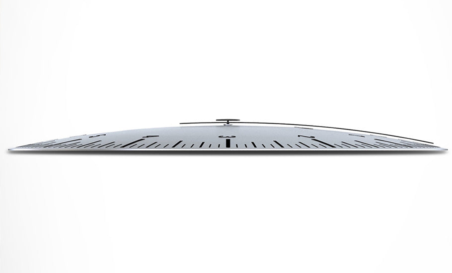 Das Bild zeigt die BOTTA UNO Wanduhr aus einer seitlichen Perspektive in liegender Position. Besonders deutlich wird die sphärisch gewölbte Form des 50 cm großen Aluminiumkorpus, die dem puristischen Zifferblatt Tiefe und Eleganz verleiht. Die schwarzen Markierungen für Stunden und Minuten heben sich klar vom silber-matten Aluminiumgrund ab und unterstreichen die präzise Fertigung dieser hochwertigen Designwanduhr. Als Einzeigeruhr zeigt sie die Zeit mit nur einem Zeiger an – ruhig, intuitiv und reduziert.