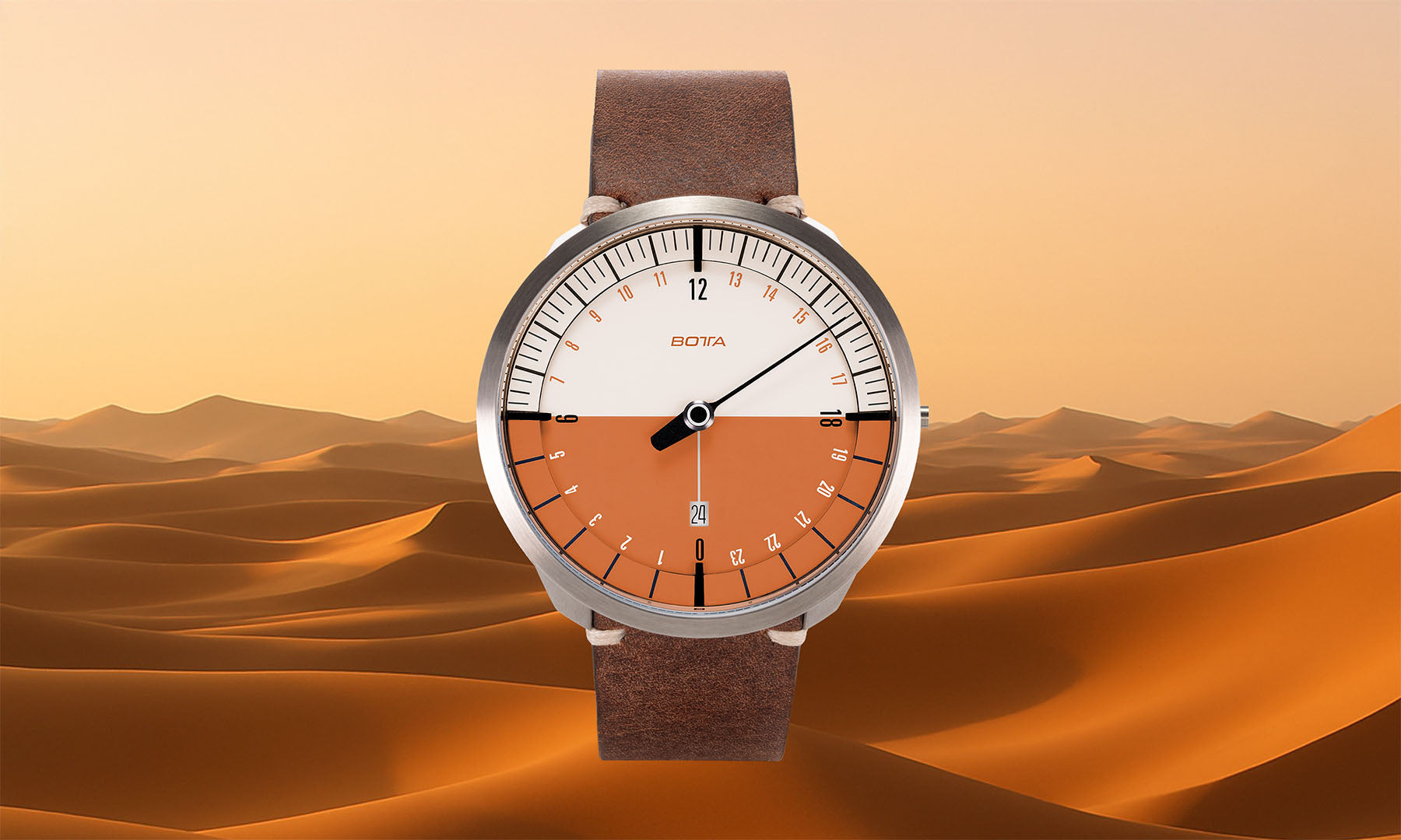 Vor der Kulisse goldener Wüstendünen zeigt sich die BOTTA UNO 24 Your Time Terra Quarzuhr. Diese hochwertige 24-Stunden Uhr mit einem Zeiger stellt den gesamten Tagesverlauf in warmem Terracotta-Ton sonnen¬synchron dar. Als Einzeigeruhr verbindet sie klares Design mit der Präzision eines Titan-Quarzwerks. Eine außergewöhnliche Armbanduhr mit einem Zeiger, die Ruhe und Klarheit vermittelt. Jetzt kaufen oder bestellen.