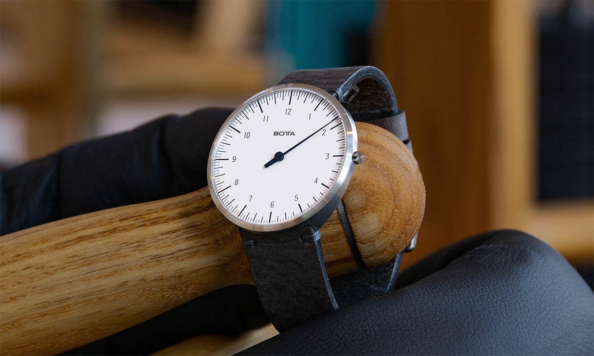 UNO One-hand Quartz watch