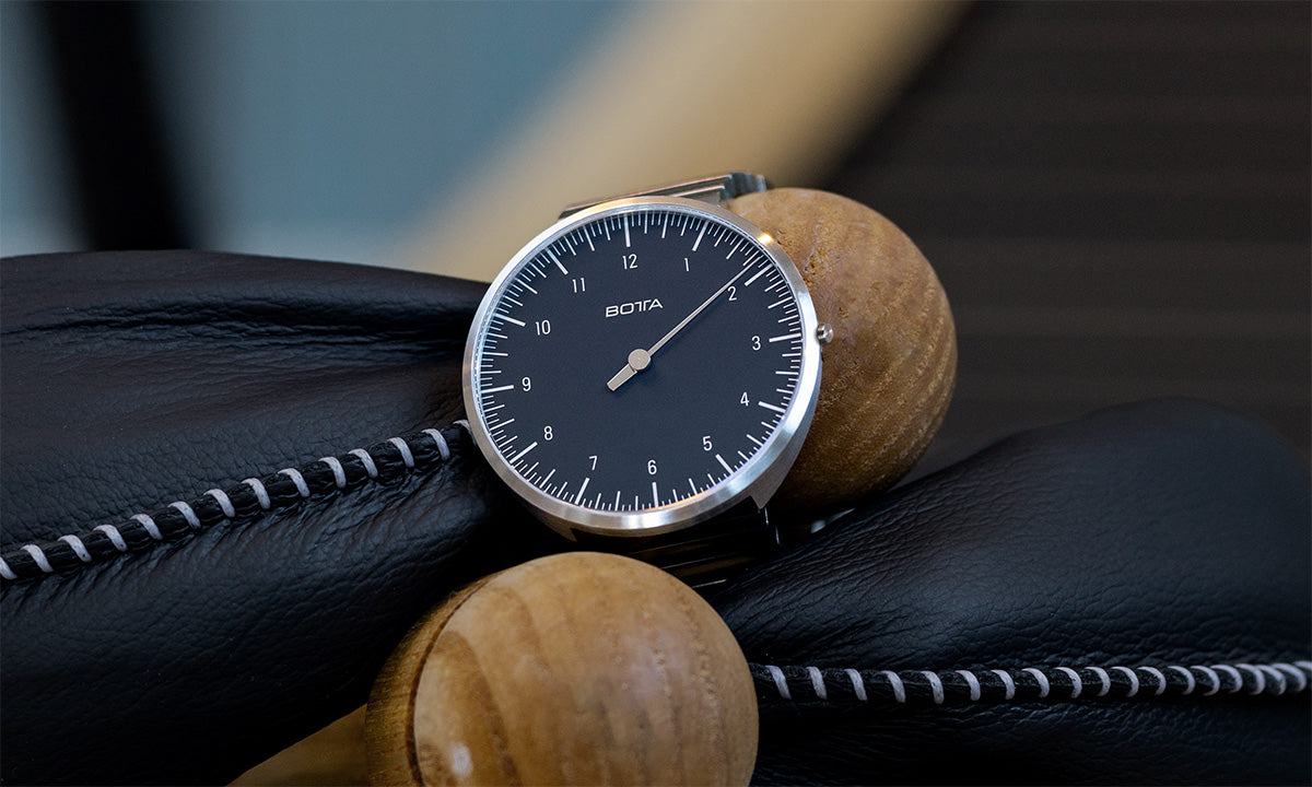 UNO One-hand Quartz watch