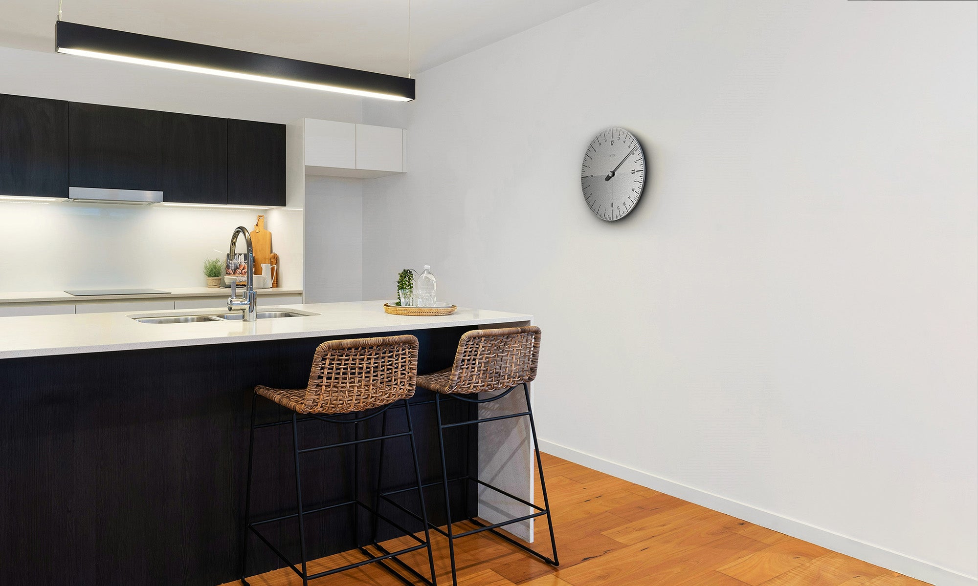 Das große, runde Zifferblatt besteht aus satiniertem Aluminium, trägt eine 24-Stunden-Skala und wird von einem einzelnen schwarzen Zeiger durchlaufen. Diese Einzeigeruhr für die Wand zeigt den gesamten Tageszyklus in einer Umdrehung und vermittelt damit eine ruhige, logische und natürliche Darstellung der Zeit. Die große 24 Stunden Wanduhr ist nicht nur ein funktionaler Zeitmesser, sondern auch ein hochwertiges Wohnobjekt, das durch klare Gestaltung und präzise deutsche Handwerkskunst überzeugt.