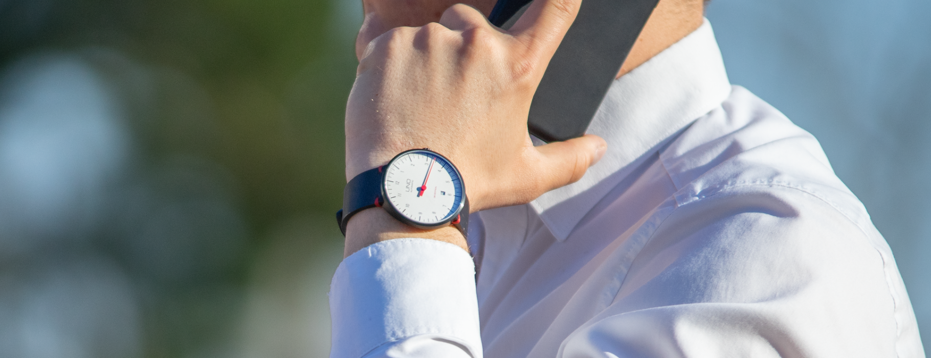 Detailaufnahme der UNO 35 Edition von BOTTA Design. Die Automatikuhr kombiniert ein puristisches weißes Zifferblatt mit rotem Zeiger und dezenter Datumsanzeige bei 6 Uhr. Das PVD-beschichtete Edelstahlgehäuse und das Lederarmband mit roten Nähten unterstreichen den hochwertigen Charakter dieser Designuhr. Als Einzeigeruhr reduziert sie die Zeitanzeige auf das Wesentliche. Eine Armbanduhr mit Präzision und Stil – ideal für alle, die eine exklusive Uhr mit einem Zeiger kaufen oder bestellen möchten.