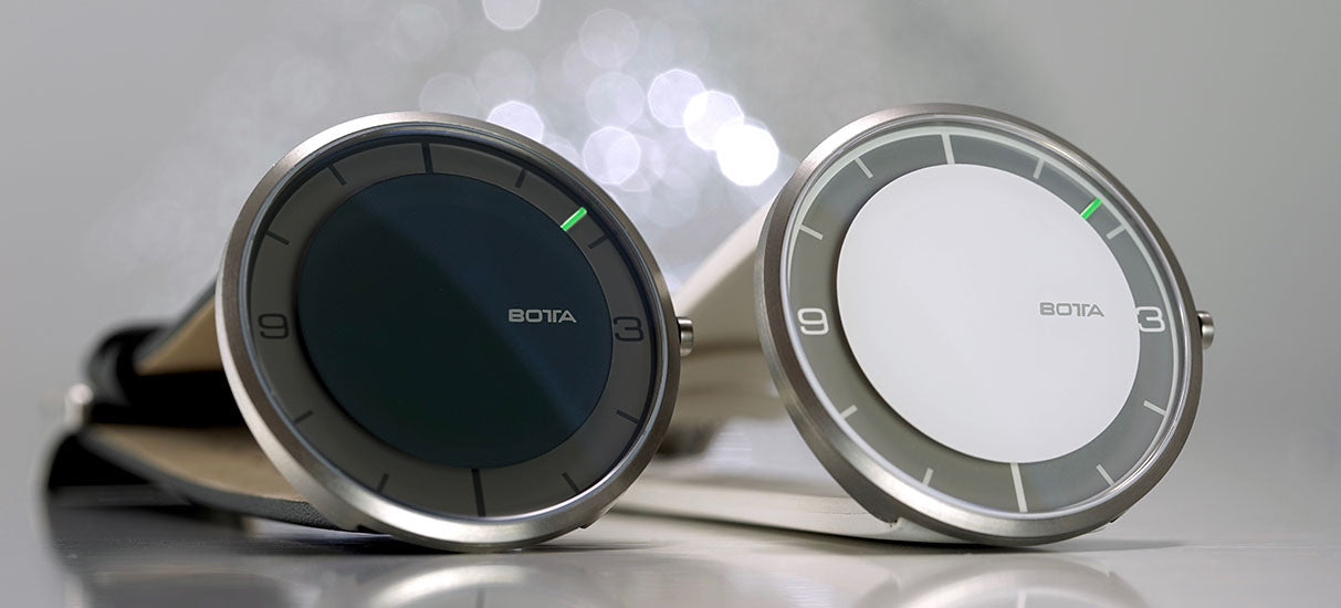 Die BOTTA NOVA Quarzuhr in zwei Varianten: links mit schwarzem Zifferblatt, rechts in Weiß. Beide Armbanduhren sind als Einzeigeruhr gestaltet, mit nur einem grünen Zeiger, der das minimalistische Design betont. Das Edelstahlgehäuse wirkt modern und elegant, die klare Gestaltung vermittelt Ruhe und Zeitreduktion. Diese außergewöhnliche Designuhr ist ein Statement für Purismus – eine Uhr mit nur einem Zeiger, die sich online kaufen oder bestellen lässt.                                                        