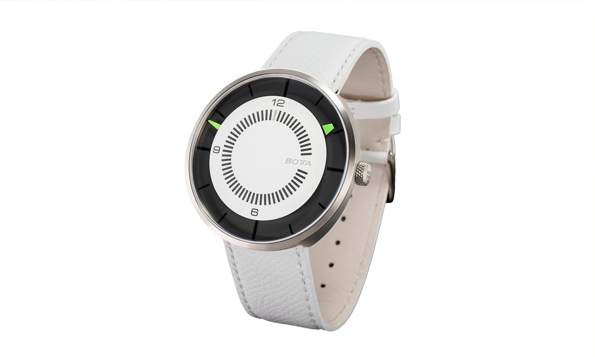 Die BOTTA CLAVIUS Cumulus Automatikuhr ist eine streng limitierte Designuhr (20 Stück), die Minimalismus und Avantgarde verbindet. Das Bild zeigt die Armbanduhr mit weißem Lederarmband, schwarzem Außenring und innovativem Anzeigeprinzip: Nur die Spitzen der grünen Zeiger sind sichtbar, ergänzt durch den springenden Sekundenzeiger. Das 44 mm Tri-Titan-Gehäuse ist ultraleicht (42 g) und handgefertigt in Deutschland. Eine außergewöhnliche Designuhr zum kaufen bzw. bestellen.