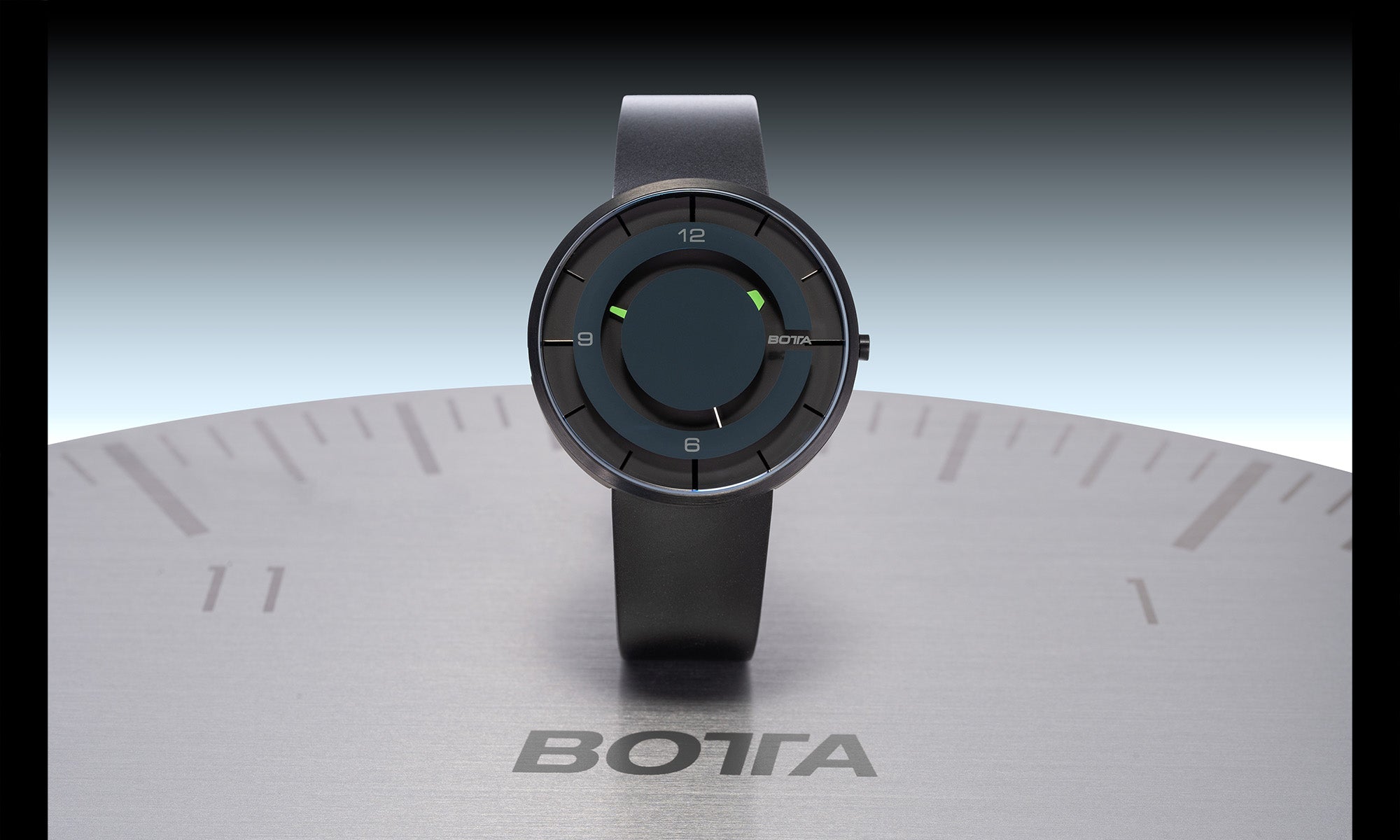 Die BOTTA CLAVIUS Quarzuhr präsentiert sich hier in der Black Edition mit schwarzem Lederarmband und innovativem 3D-Zifferblatt. Nur die Spitzen der Zeiger werden sichtbar, wodurch die Einzeigeruhr eine futuristische Leichtigkeit erhält. Das robuste Tri-Titan-Gehäuse und kratzfestes, doppelt gewölbtes Saphirglas unterstreichen den hochwertigen Anspruch dieser Designuhr. Eine exklusive Armbanduhr mit einem Zeiger – jetzt bestellen und die besondere Zeitwahrnehmung genießen.