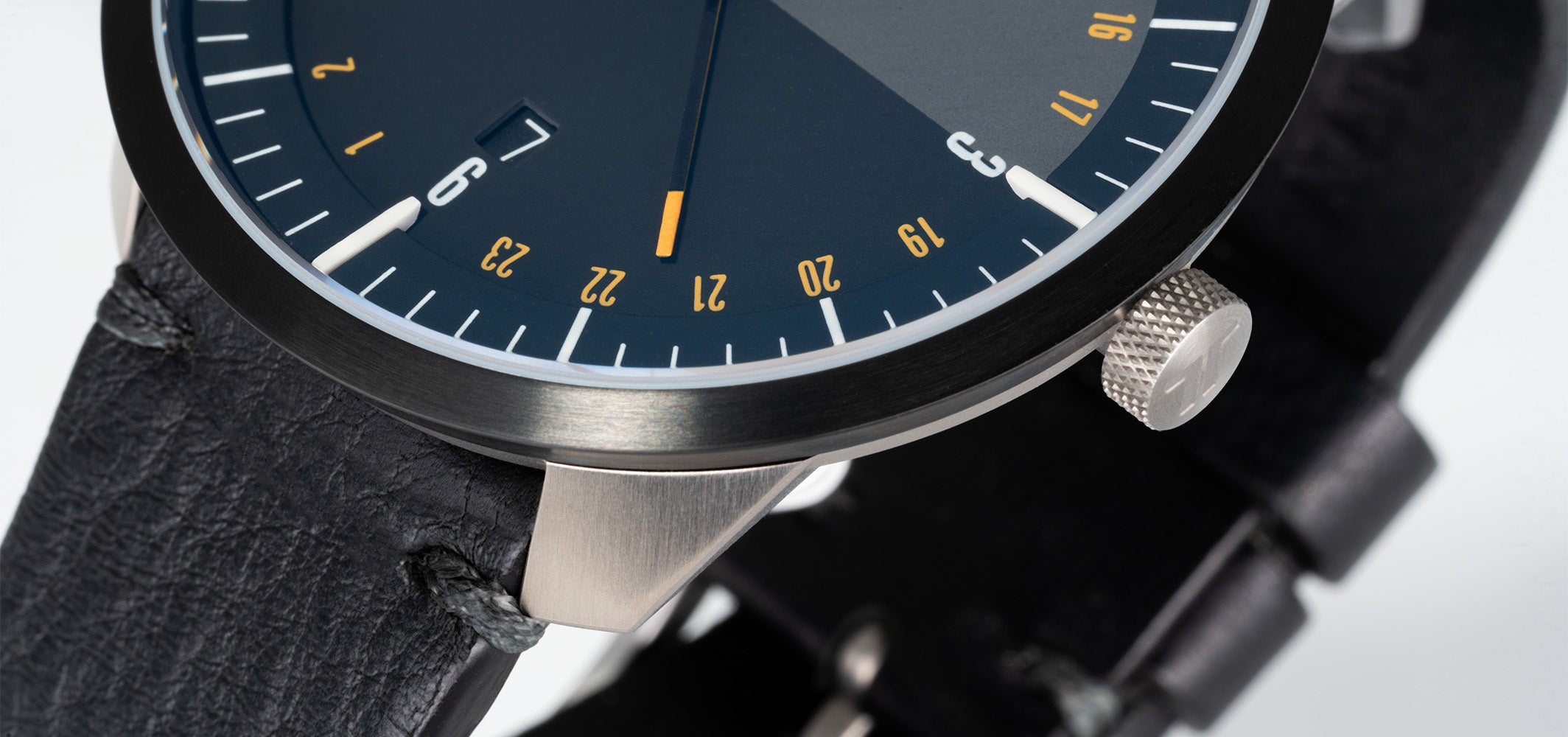 Lifestyle-Aufnahme der BOTTA MONDO GMT Automatikuhr am Handgelenk eines Mannes in weißem Hemd und Sonnenbrille. Die Worldtimer Designuhr zeigt ein tiefblaues Zifferblatt mit 24-Stunden-Skala, Datum und markantem Zeigerdesign, passend für Vielreisende. Das Titan-Gehäuse mit Saphirglas verleiht Eleganz und Robustheit. Diese Armbanduhr verbindet zwei Zeitzonen im modernen Stil – Weltzeituhr kaufen oder bestellen für kosmopolitische Ansprüche.