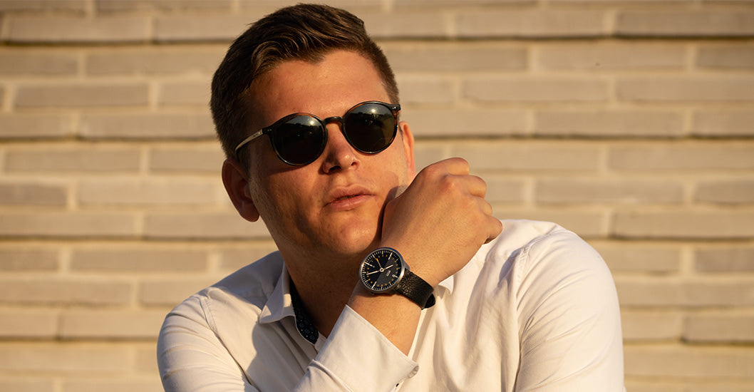 Die BOTTA MONDO GMT Automatikuhr im hochwertigen BOTTA Uhrenbeweger, stilvoll präsentiert mit blau-schwarzem Zifferblatt, 24-Stunden-Anzeige und zweiter Zeitzone. Das Design der Weltzeituhr betont Klarheit und Funktionalität, geschützt durch Titan-Gehäuse und Saphirglas. Perfekt für Vielreisende und Designliebhaber – dieser Worldtimer verbindet Eleganz mit technischer Präzision. Jetzt diese exklusive Armbanduhr kaufen oder bestellen.