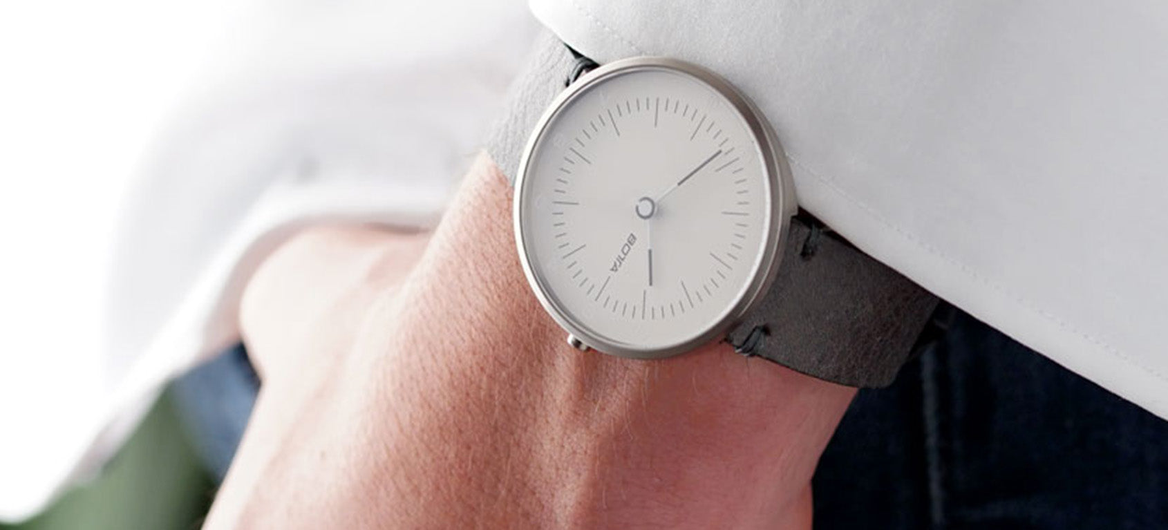 Dress Watch flach, weiss Titangehäuse