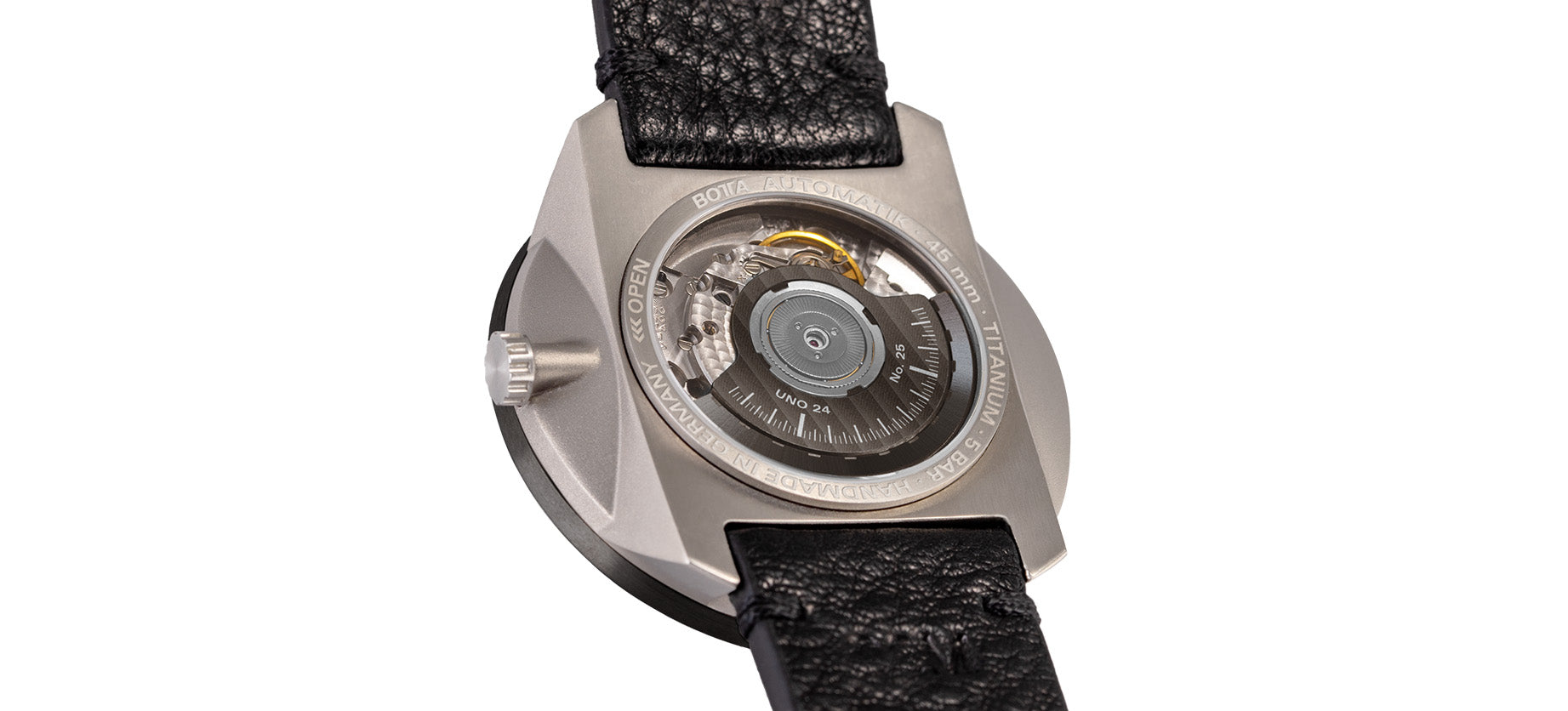 Das Bild zeigt die Rückseite der BOTTA UNO 24 Automatik, einer innovativen Einzeigeruhr. Durch den Glasboden wird das präzise Sellita SW330 Automatikwerk sichtbar, ergänzt durch den individuell gestalteten Rotor mit Gravur. Das Tri-Titan-Gehäuse sorgt für Stabilität, Leichtigkeit und Tragekomfort. Diese hochwertige Designuhr ist 100 % Made in Germany und ein stilvolles Sammlerstück für Individualisten, die eine besondere Armbanduhr mit einem Zeiger kaufen oder bestellen möchten.