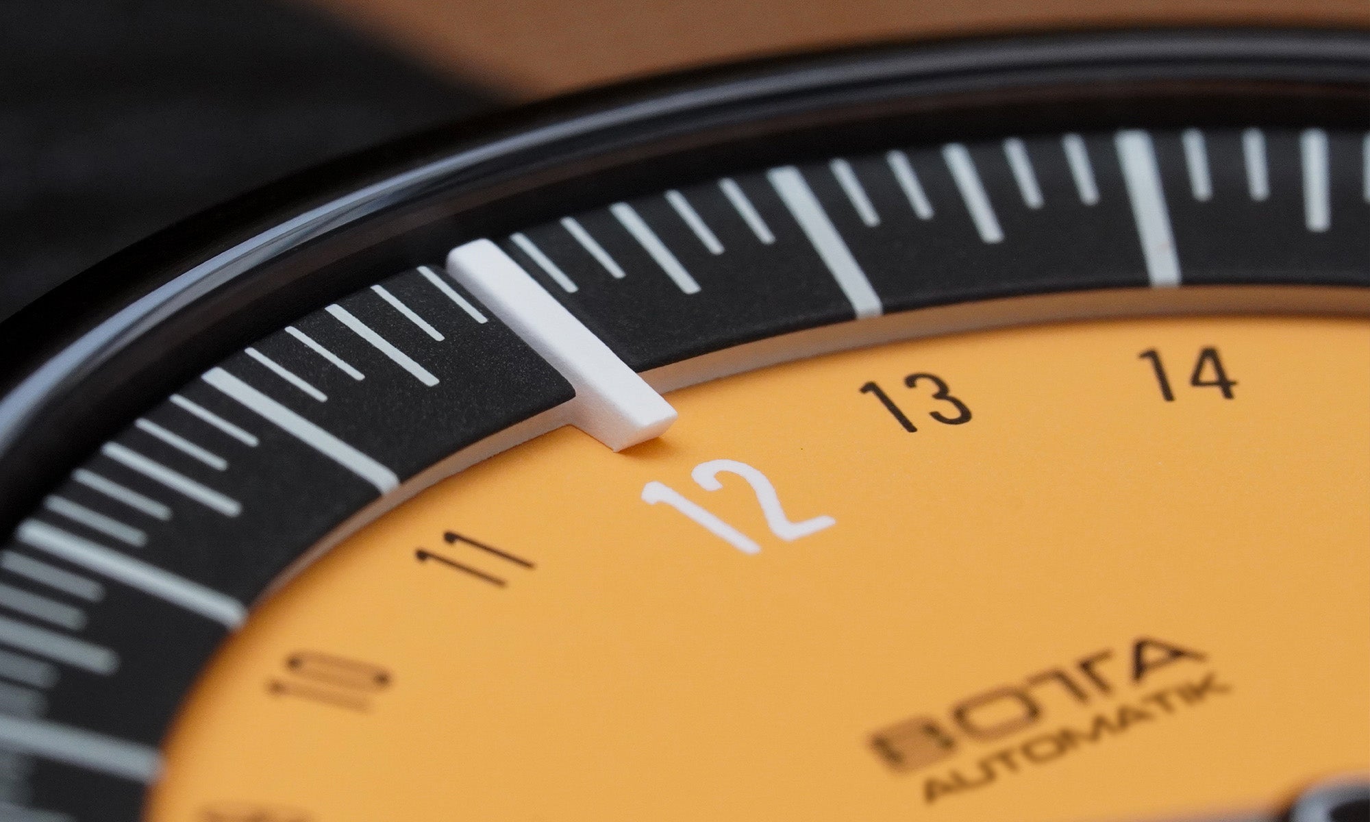 Das Bild zeigt die BOTTA UNO 24 Jubiläumsedition in Nahaufnahme. Zu sehen sind die präzisen Markierungen rund um die „12“, die das charakteristische 24-Stunden-Design der Einzeigeruhr hervorheben. Diese Automatikuhr kombiniert modernes Design mit handwerklicher Perfektion: Swiss-Made Automatikwerk Sellita SW330, robustes Tri-Titan-Gehäuse und doppelt gewölbtes Saphirglas. Eine hochwertige Designuhr für Individualisten, die eine exklusive Armbanduhr mit einem Zeiger kaufen oder bestellen möchten.