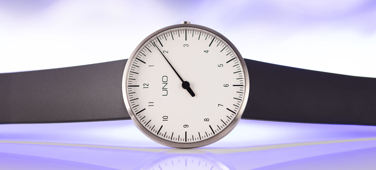 Die BOTTA UNO 40 mm Titan Quarzuhr ist eine puristische Designuhr mit weißem Zifferblatt und einem einzigen schwarzen Zeiger – die Einzeigeruhr für bewusstes Zeit-Erleben. Das ultraleichte Tri-Titan-Gehäuse ist robust, antiallergen und extrem flach. Gekrönt von gewölbtem, entspiegeltem Saphirglas und angetrieben vom Schweizer Ronda-Quarzwerk vereint diese Armbanduhr Präzision und Minimalismus. Eine stilvolle Einzeigeruhr für Individualisten – jetzt online kaufen oder bestellen.